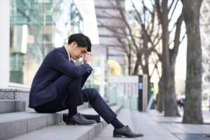 仕事に悩む男性